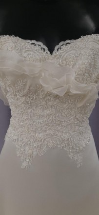 Классическое свадебное платье с рюшами на груди и длинным шлейфом
Кружевная верх. . фото 3