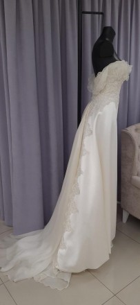Классическое свадебное платье с рюшами на груди и длинным шлейфом
Кружевная верх. . фото 2