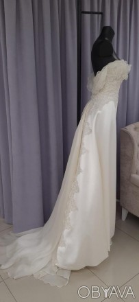 Классическое свадебное платье с рюшами на груди и длинным шлейфом
Кружевная верх. . фото 1