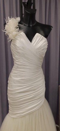 Свадебное платье в классическом стиле
Атласное платье в сборку с пышной юбкой из. . фото 3