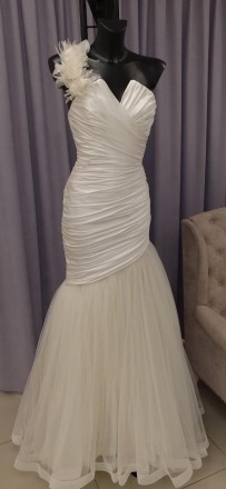 Свадебное платье в классическом стиле
Атласное платье в сборку с пышной юбкой из. . фото 2