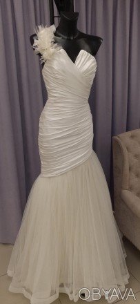Свадебное платье в классическом стиле
Атласное платье в сборку с пышной юбкой из. . фото 1