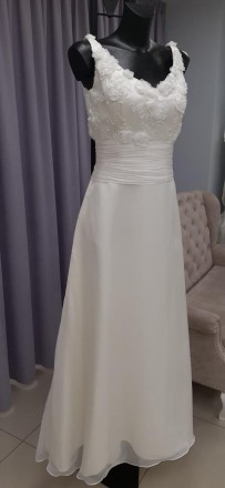 Классическое свадебное платье со сборкой на поясе
Верхняя часть платья украшено . . фото 2