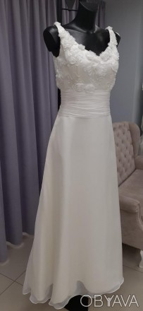 Классическое свадебное платье со сборкой на поясе
Верхняя часть платья украшено . . фото 1