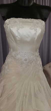 Свадебное платье с кружевом и бисером
Платье с кружевом и воланами, ручная вышив. . фото 3