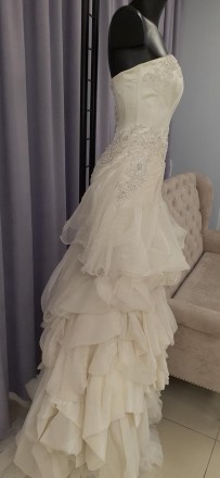 Свадебное платье с кружевом и бисером
Платье с кружевом и воланами, ручная вышив. . фото 2