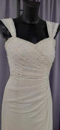 Классическое свадебное платье украшенное вышивкой из бусин
Верхний материал-шифо. . фото 2