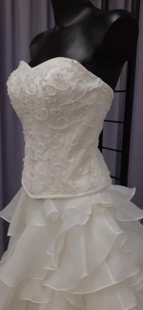 Свадебный костюм для невесты с пышной юбкой и бисерной вышивкой
Топ вышит бисеро. . фото 3
