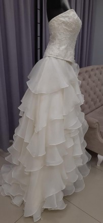 Свадебный костюм для невесты с пышной юбкой и бисерной вышивкой
Топ вышит бисеро. . фото 2