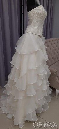 Свадебный костюм для невесты с пышной юбкой и бисерной вышивкой
Топ вышит бисеро. . фото 1