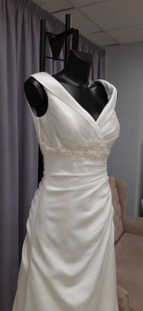 Атласное свадебное платье с отложным воротником с бисером
Белый атлас, украшено . . фото 3