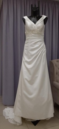 Атласное свадебное платье с отложным воротником с бисером
Белый атлас, украшено . . фото 2