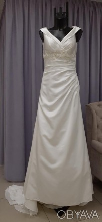 Атласное свадебное платье с отложным воротником с бисером
Белый атлас, украшено . . фото 1