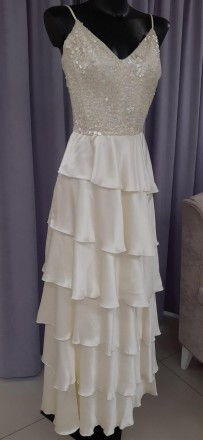 Свадебное платье вышитое паеткой с рюшами
Атласная юбка с косыми рюшами, верхняя. . фото 2