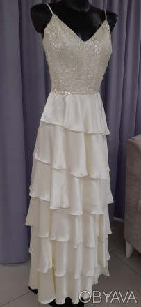 Свадебное платье вышитое паеткой с рюшами
Атласная юбка с косыми рюшами, верхняя. . фото 1