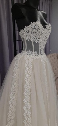 Пышное свадебное платье с кружевом
 Пышная юбка, верхняя часть платья на косточк. . фото 3