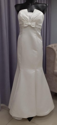 Атласное свадебное платье со сборкой и бантом на груди
Плотный атлас, приталенны. . фото 2