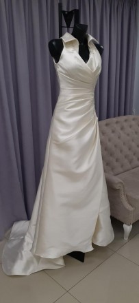 Классическое свадебное платье с воротником и шлейфом
Украшено кружевными элемент. . фото 2