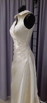 Классическое свадебное платье с воротником и шлейфом
Украшено кружевными элемент. . фото 3