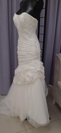 Свадебное платье с пышной юбкой украшенное розами
Приталенный силуэт, вышивка би. . фото 2