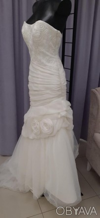 Свадебное платье с пышной юбкой украшенное розами
Приталенный силуэт, вышивка би. . фото 1