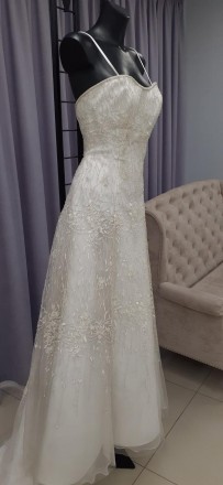 Классическое свадебное пышное платье вышитое бисером
Многослойная юбка, притален. . фото 3