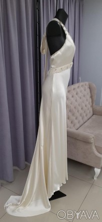 
Классическое свадебное атласное платье со шлейфом из натурального шёлка
Декорир. . фото 1