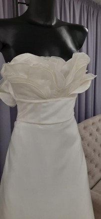 
Свадебное классическое платье для невесты из натурального шёлка
Украшено рюшами. . фото 3