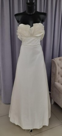 
Свадебное классическое платье для невесты из натурального шёлка
Украшено рюшами. . фото 2