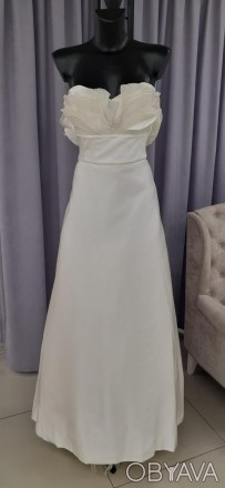 
Свадебное классическое платье для невесты из натурального шёлка
Украшено рюшами. . фото 1