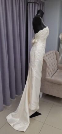 Свадебное платье с кружевом вышивкой бисером
Приталенный силуэт, декоративный ба. . фото 2