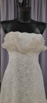Гипюровое свадебное платье с рюшами на груди и шлейфомВставки из шёлковой органз. . фото 3