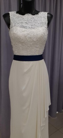 Свадебное шифоновое платье с вышивкой и синим поясомКружевная верхняя часть плат. . фото 3