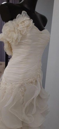 Свадебное платье со сборкой, рюшам и декоративными цветамиСостав - ПолиэстерСост. . фото 3