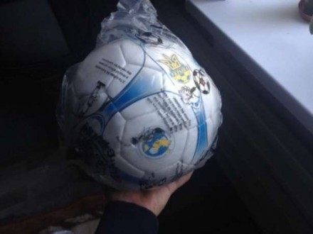 Новый футбольный мяч, игровой, возможен опт

На фото мячи в упаковке, сдутые и. . фото 2