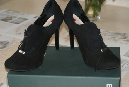 Туфли замшевые,натуральные,на каблуке высотой 10см,почти новые,спереди на шнуров. . фото 2