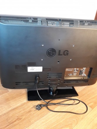 Телевизор LG, жидкокристаллический на подставке, качественное изображение от обы. . фото 4