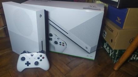 Продам Xbox one S 1Tb в отличном состоянии полный комплект с одним джойстиком, е. . фото 2
