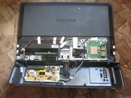 Продам LED телевизор Toshiba 32P2306 по запчастям, 32", включается, треснута мат. . фото 3
