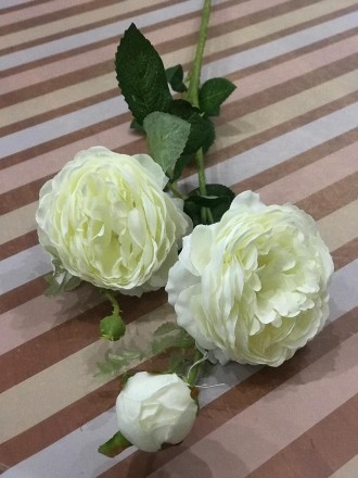 Цвет: белый, бледно-сиреневый.
Искусственные ветки пионовых роз очень оригинальн. . фото 3