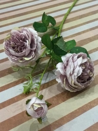 Цвет: белый, бледно-сиреневый.
Искусственные ветки пионовых роз очень оригинальн. . фото 2