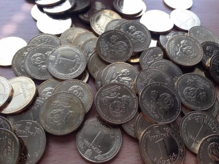 Монета специально выпущена до Евро 2012 номиналом 1 гривна. Станет хорошим подар. . фото 3