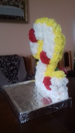 Цифра "2" на день народження, зроблена з пінопласту, украшена квітами з салфеток. . фото 4
