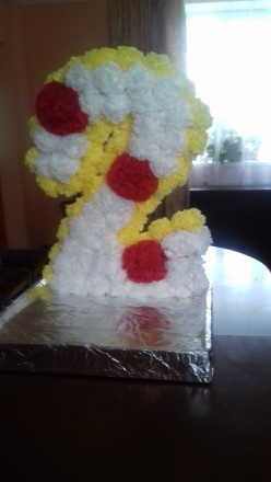 Цифра "2" на день народження, зроблена з пінопласту, украшена квітами з салфеток. . фото 3