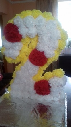 Цифра "2" на день народження, зроблена з пінопласту, украшена квітами з салфеток. . фото 2