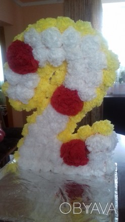 Цифра "2" на день народження, зроблена з пінопласту, украшена квітами з салфеток. . фото 1