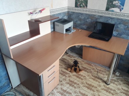 Есть ! Прекрасный удобный офисный стол с тумбой. Надежное ламинированое покрытие. . фото 2