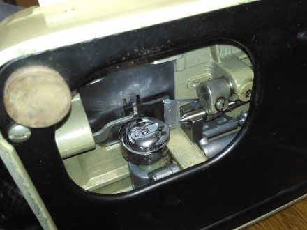 Швейная машинка из Германии, обслужена, настроена, мало использовалась, с электр. . фото 13