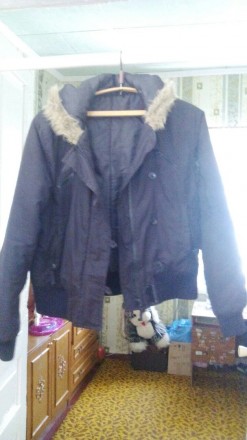 Теплая черная курточка на осень-зиму, имеет два кармана на груди, два обычных ка. . фото 2