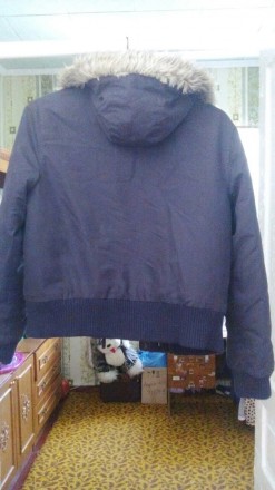 Теплая черная курточка на осень-зиму, имеет два кармана на груди, два обычных ка. . фото 4